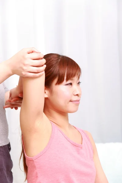 Jonge Japanse vrouw krijgen Chiropractie — Stockfoto