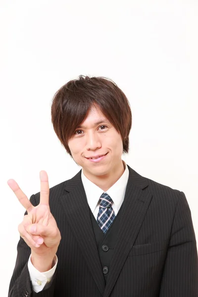 若い日本のビジネスマン勝利のサインを示す — ストック写真