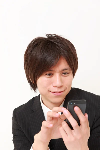 Ung affärsman med smart telefon — Stockfoto