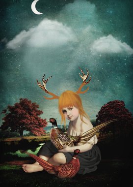 Boynuzları ve sülünü olan doğa kızı.