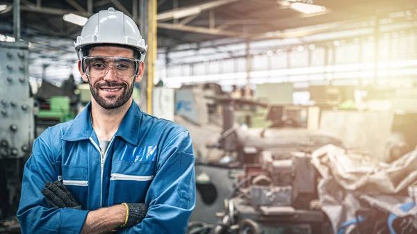 Engenheiro Confiante Macacão Azul Com Chapéu Duro Sorrindo Armazém — Fotografia de Stock