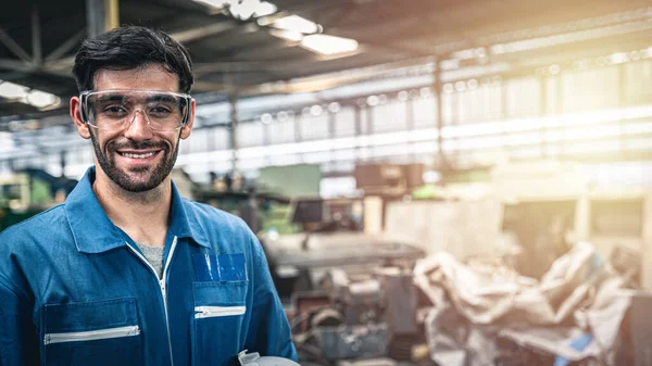 Ingeniero Confianza Mono Azul Sonriendo Almacén —  Fotos de Stock