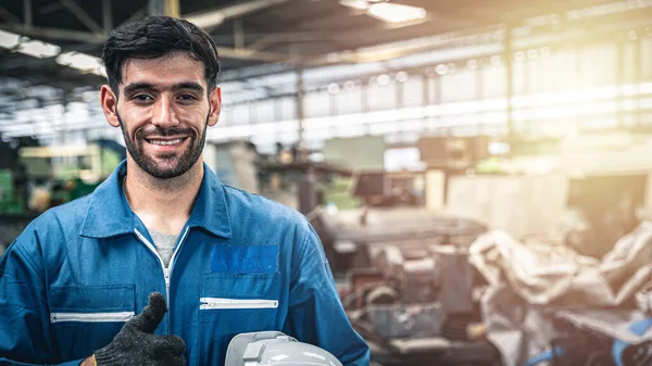 Ingeniero Confianza Mono Azul Sosteniendo Sombrero Duro Dando Pulgares Almacén —  Fotos de Stock