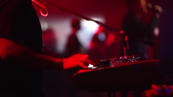 Μουσικός Παίζει Electirc Πληκτρολόγιο Ζωντανή Συναυλία Closeup — Αρχείο Βίντεο