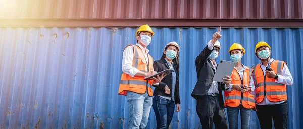 Los Gerentes Ingenieros Que Usan Máscaras Faciales Discuten Trabajo Con —  Fotos de Stock