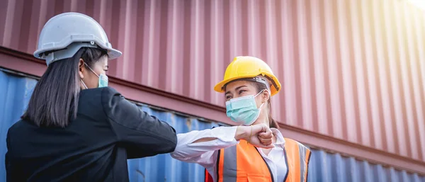 Famale Gerente Ingeniero Con Máscaras Faciales Saludo Con Codo Golpeado —  Fotos de Stock