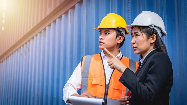 Mujer Mediana Edad Gerente Asiático Joven Ingeniero Masculino Discutiendo Negocios — Foto de Stock