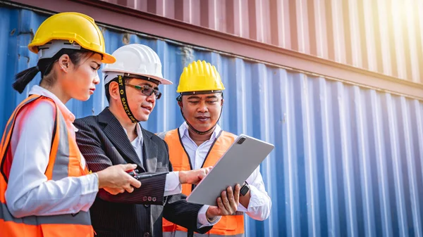 Gerente Asiático Dos Ingenieros Comprobando Tableta Delante Contenedores Envío Logística — Foto de Stock