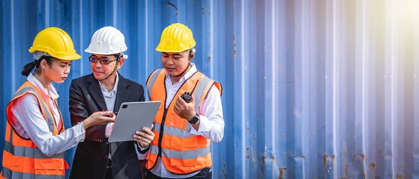 Gerente Asiático Dos Ingenieros Comprobando Tableta Delante Contenedores Envío Logística — Foto de Stock