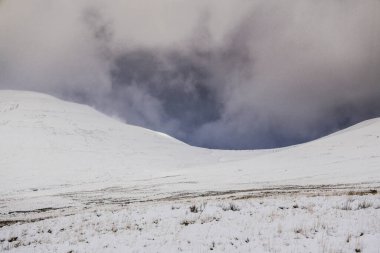 İngiltere, Galler 'deki Brecon Beacon' da kış kar manzaraları