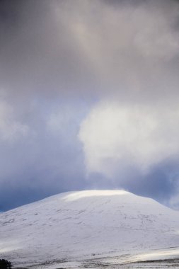İngiltere, Galler 'deki Brecon Beacon' da kış kar manzaraları