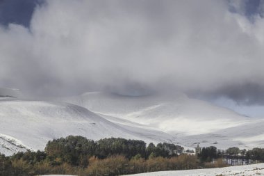 İngiltere, Galler 'deki Brecon Beacon' da kış kar manzaraları