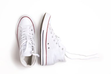 Beyaz arka plan üzerinde izole yeni beyaz ayakkabı.