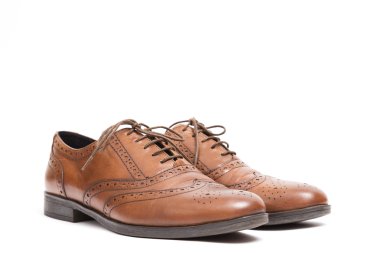 Beyaz arka plan üzerinde izole erkek klasik kahverengi deri ayakkabı