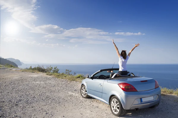 Junge Frau fährt Auto am Strand. — Stockfoto