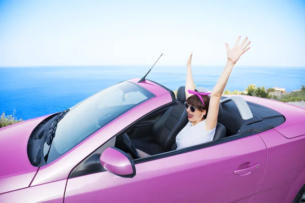 Junge Frau fährt Auto am Strand. — Stockfoto