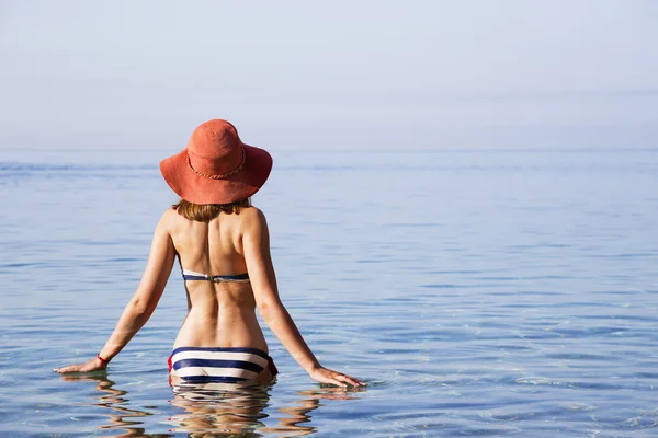 Ung vacker kvinna sola vid havet Stockbild