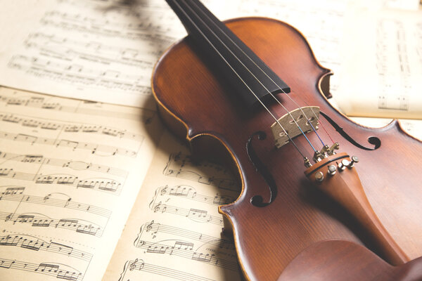 Старая деревянная скрипка
