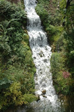 Gerçeküstü küçük şelale Cove
