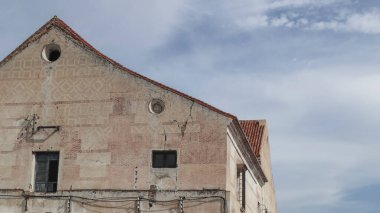 Eski tuğla bina ve Malaga 'nın dağlık bölgesindeki bir kasabanın kırmızımsı çatısı Gökyüzü mavi ve bulutludur