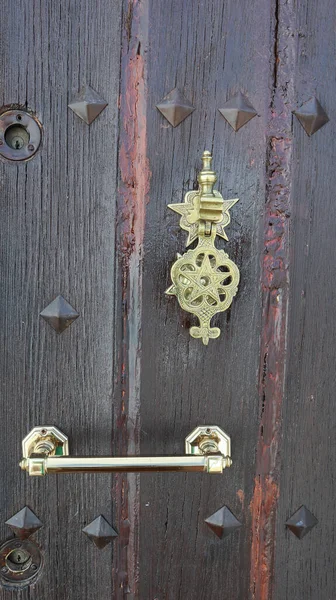 Closeup ของประต การป าตาลล Doorknob ยาวและทองและม ปดาวทองเคาะ — ภาพถ่ายสต็อก