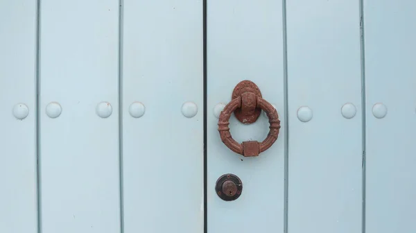 ใกล ยงของประต าสว างท การป เคาะในร างของแหวนส บรอนซ — ภาพถ่ายสต็อก
