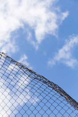 Beyaz bulutlarla çevrili mavi gökyüzünü görüyoruz.