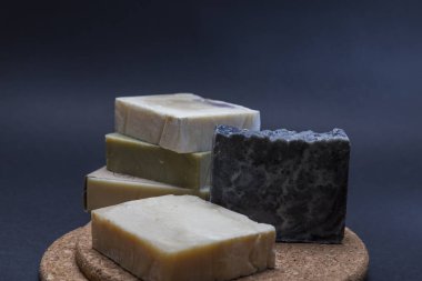 El yapımı sabunlar, sabunlar mantar yüzeyinde bir kule ve siyah bir arkaplan oluşturuyorlar.