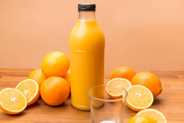 Apelsinjuice Apelsiner Halverade Genomskinlig Flaska Med Svart Lock Fylld Med Royaltyfria Stockbilder