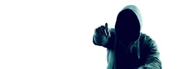 Hacker bir siber uzaya girmek için dizüstü bilgisayarına bir kod yazdırır