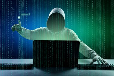 Hacker bir siber uzaya girmek için dizüstü bilgisayarına bir kod yazdırır