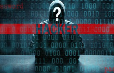 Hacker bir siber uzaya girmek için dizüstü bilgisayarına bir kod yazdırır