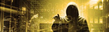Hacker bir siber uzaya girmek için dizüstü bilgisayarına bir kod yazdırır