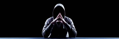 Hacker bir siber uzaya girmek için dizüstü bilgisayarına bir kod yazdırır