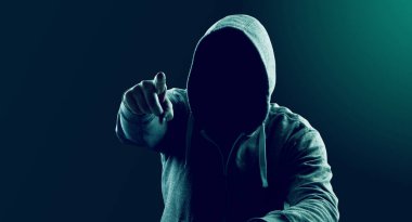 Hacker bir siber uzaya girmek için dizüstü bilgisayarına bir kod yazdırır