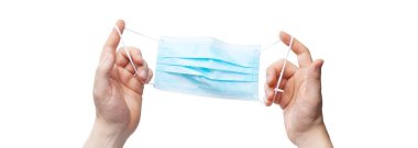 Ağız ve burnu kapamak için tipik cerrahi maske. Koronavirüse karşı koruma kavramı.