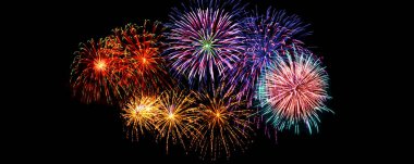 Bokeh özgeçmişi olan renkli bir havai fişek. Yeni yıl kutlaması, soyut tatil geçmişi