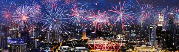 ボケを背景にしたカラフルな花火 新年のお祝い 概要休日の背景 — ストック写真