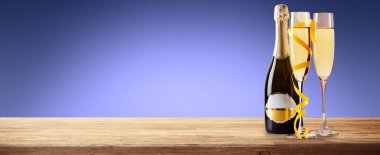 Şampanya kadehleri su sıçraması, kutlama temalı.