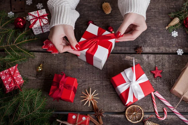 Confezione Regalo Carta Regalo Con Nastro Raso Buon Natale Concetto — Foto Stock