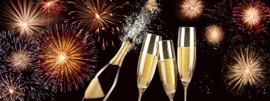 Şampanya kadehleri su sıçraması, kutlama temalı.