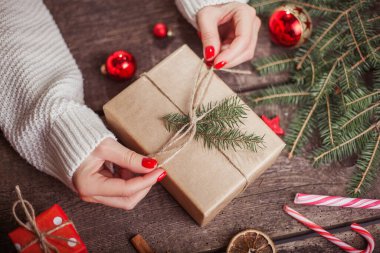 Saten kurdeleyle paketlenmiş bir hediye kutusu. Mutlu Noeller..