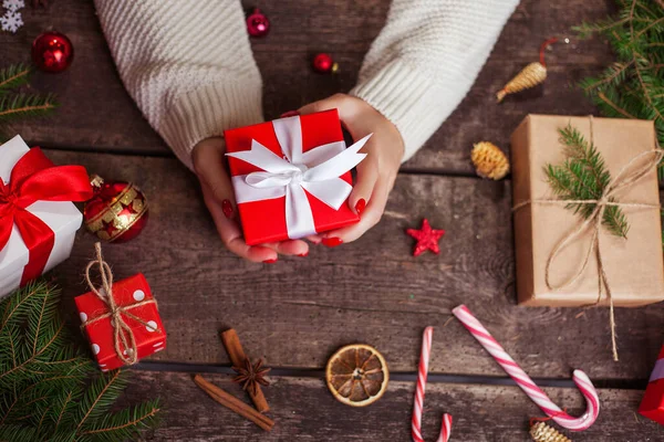 Caixa Presente Papel Embrulho Com Fita Cetim Feliz Natal Feriado — Fotografia de Stock