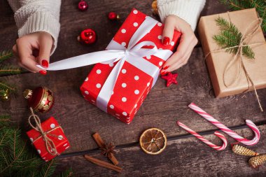 Saten kurdeleyle paketlenmiş bir hediye kutusu. Mutlu Noeller..