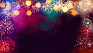 Bokeh özgeçmişi olan renkli bir havai fişek. Yeni yıl kutlaması, soyut tatil geçmişi