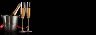 Şampanya kadehleri su sıçraması, kutlama temalı.