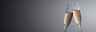 Şampanya kadehleri su sıçraması, kutlama temalı.