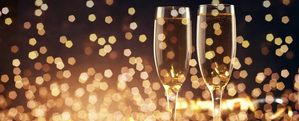 シャンパンのグラスとスプラッシュ お祝いのテーマのコンセプト — ストック写真