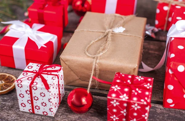 Confezione Regalo Carta Regalo Con Nastro Raso Buon Natale Concetto — Foto Stock