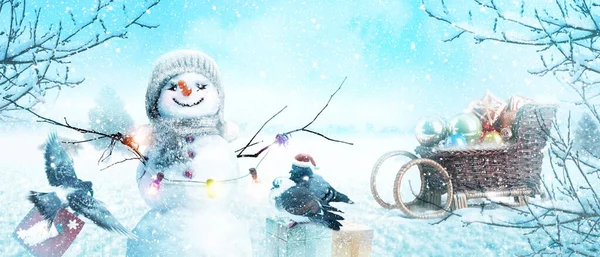 Šťastný Sněhulák Stojící Zimě Vánoční Krajina — Stock fotografie